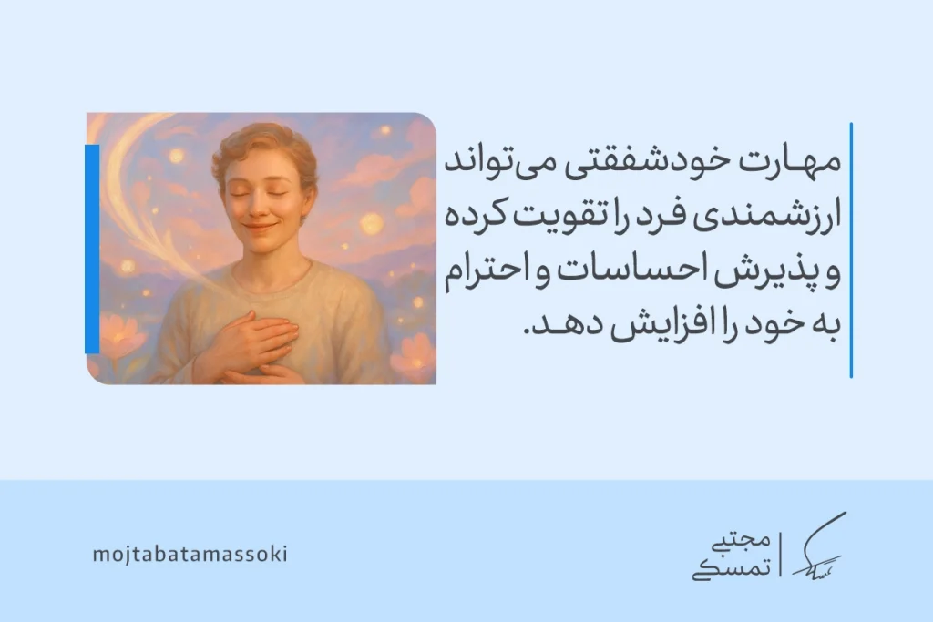 زنی آرام با لبخند دستش را روی سینه گذاشته و احساس پذیرش و آرامش در مسیر درمان سندرم خود درگیری مزمن را تجربه می‌کند.